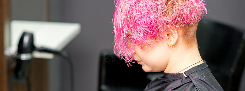 在现代发廊里 美丽的粉红头发的白种美女理发店沙龙理发职业治疗造型师配件化妆品金发梳子图片