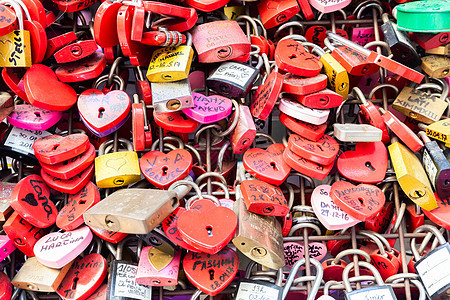 意大利维罗纳 - 2022年6月 墙上的心形锁的背景 永远爱的象征图片