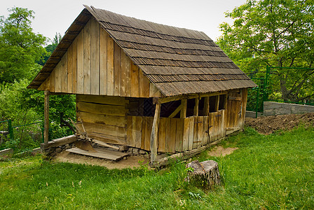 乌克兰在春季或夏季的典型景观是 白泥屋 屋顶有稻草 前景下有一棵树公园草地建筑学农场博物馆人种植物历史性草原房子图片