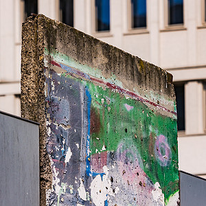 在德国柏林波茨达米尔普拉兹展出的柏林墙的油漆片段图片
