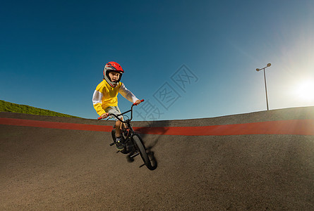 一个在泵道上的 青少年BMX赛马骑士特技表演图片