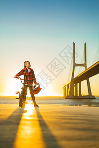 BMX给初学者的特技 一名青少年骑自行车骑手在滑冰公园乐趣太阳行动诡计滑冰小轮车坡道男生兔子活动图片