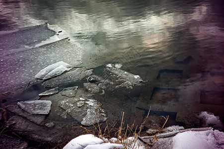 河上的冰融化图片