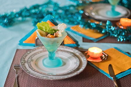 丰盛的餐桌 圣诞节的预期 绿绿宝石碗中的海沙拉花环国王螃蟹营养蜡烛背景蔬菜食物沙拉餐巾图片