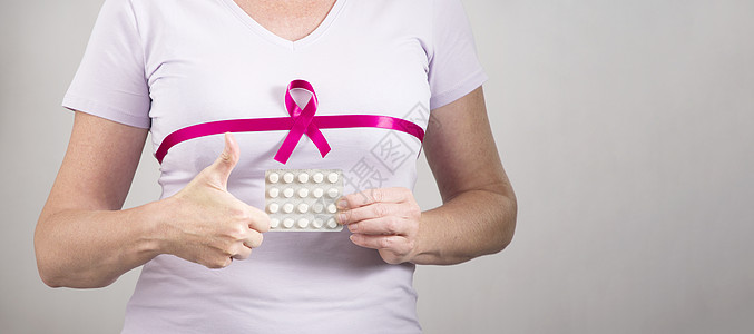 妇女用手指在乳癌保护符号上做心脏标志 并用指印考试援助幸存者女士志愿者危险预防活动风险帮助图片