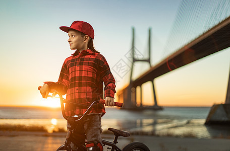 青少年BMX骑手正在准备在滑板场上耍花招图片