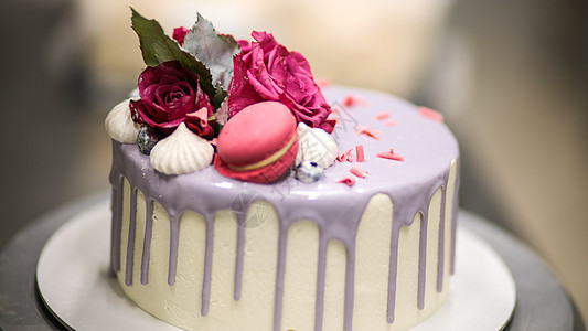 设计师装饰霜冻的Lilac浪漫快乐生日蛋糕顶顶风格婚姻纪念日庆典紫色磨砂周年奶油厨师糖果图片