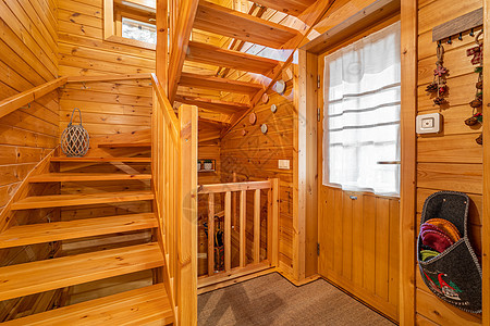 在乡间别墅的木楼梯 进入拥有美丽装饰元素的舒适住宅图片