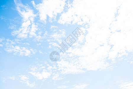 云蓝色天空中白云上的白云抽象自然背景天堂阳光晴天气氛环境空气蓝色场景棉布气候图片