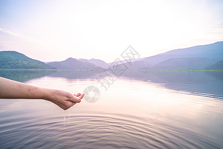 妇女亲手取清水野生动物荒野生态日落环境蓝色自然资源处理风景山脉图片