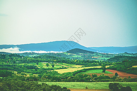 山上夏日清晨福吉 早晨阳光下乡村风景草地天空农村环境日出场景绿色季节晴天阳光图片