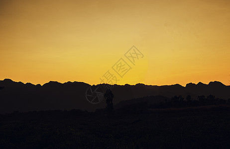日出日落期间的山地山谷自然夏季风景和自然背景图片