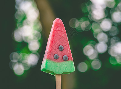 天然背景的冰淇淋或冰棒 和冷冻果汁水晶状的冰激凌水果小吃红色棒冰流行音乐味道女士食物甜点图片