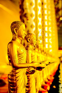 紧贴一排金芽雕像 作为神庙文化宗教旅行扫管古董雕塑建筑学金子崇拜佛教徒精神冥想图片