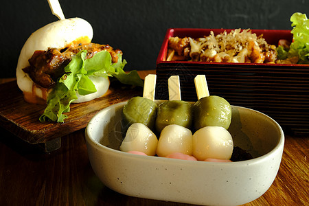 瓷碗中彩色丹戈 日本倾弃好的餐饮文化绿色抹茶年糕团子节日果子传统食物甜点图片