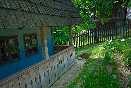 乌克兰在春季或夏季的典型景观是 白泥屋 屋顶有稻草 前景下有一棵树农村石头传统草地建筑学花园植物旅行小屋历史性图片