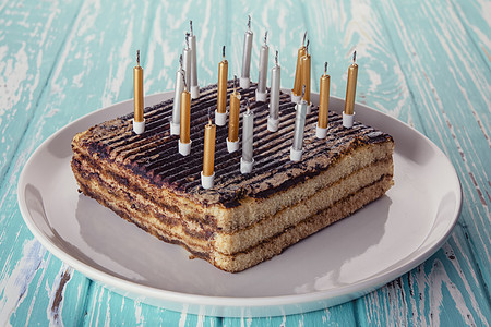 生日蛋糕 蓝木木背景的蜡烛图片
