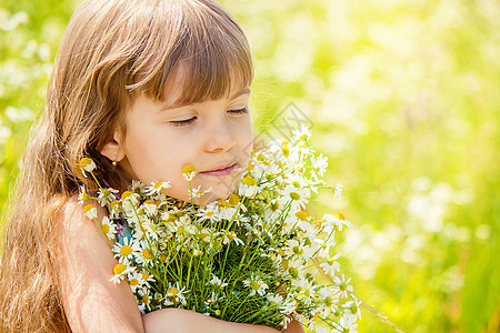 有甘菊的女孩 有选择性的焦点 自然的花朵篮子眼泪洋甘菊眼睛婴儿雏菊花圈花瓣母性孩子图片