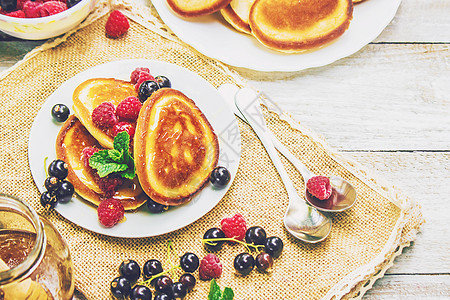 薄煎饼在浅薄的背景 有选择性的焦点木板甜点薄荷早餐杯子水果蜂蜜盘子乡村食物图片