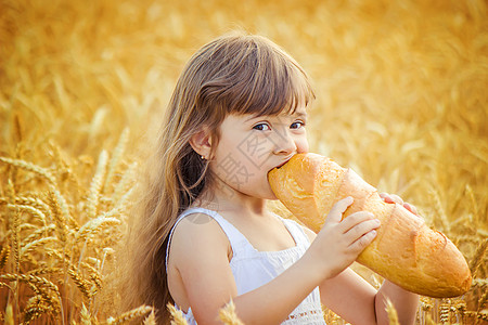 吃面包的女孩美丽的粮食高清图片