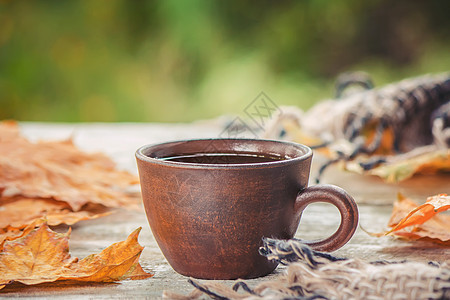 一杯茶和舒适的秋天背景 有选择的焦点格子夫妻男人女孩边界杯子毛衣围巾咖啡寂寞图片