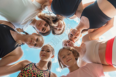 拥有女教练的女童和少女儿童群体男生团队生活女孩体操讲师活动喜悦学校友谊图片