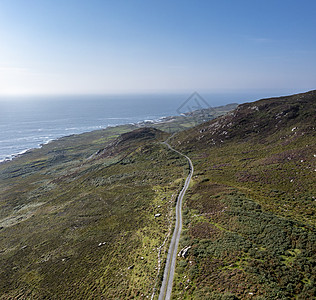 在爱尔兰Donegal县Dungal县Dungloe以南Menacross和Crohy Head 之间的沿海单轨公路空中观察图片