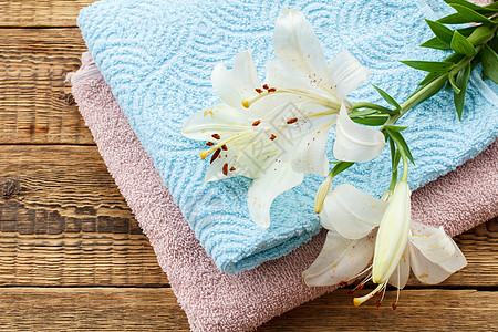 软毛巾和木本底花束的柔软毛巾治疗棉布纺织品折叠温泉家庭材料洗澡淋浴桌子图片