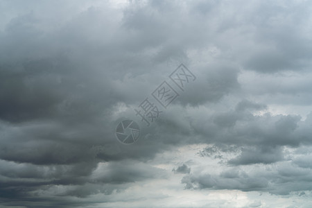 阴天 雨季下雨前戏剧性的灰色天空和乌云 多云和喜怒无常的天空 暴风雨的天空 阴沉和喜怒无常的背景 阴云密布 坏天气 悲伤和沮丧的图片