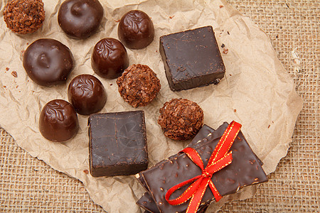 带有坚果和巧克力糖果的巧克力条形长方形可可黑色诱惑美食牛奶棕色甜点食物小吃图片
