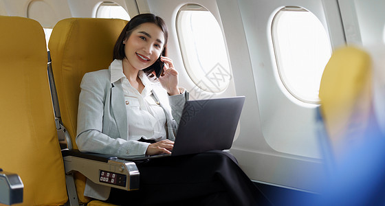 亚洲商业妇女与客户交谈 然后去开会和处理大型项目 工作与旅行概念成人男性窗户女性运输飞机空气女士男人乘客图片