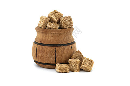 棕色甘蔗糖立方块 用木质碗装在白色上图片