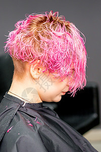 在现代发廊里 美丽的粉红头发的白种美女染料服务工作室工作理发发型化妆品发型师顾客造型师图片
