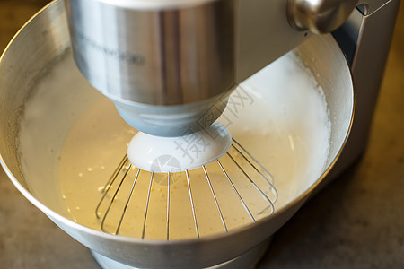 奶油甜甜点在食品加工器中打奶油 奶油喷嘴蛋糕烘烤坚果黄油厨师面糊处理器搅拌机食物用具图片