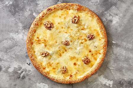 芝士披萨 面食 面粉 乳酪 蛋白 果子 核桃和灰石底的芝麻背景图片