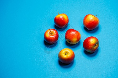蓝色背景的红色黄柳多汁苹果 健康营养和维他命阴影食物饮食食品节食季节收成图片