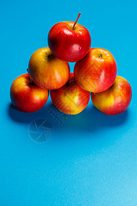 蓝色背景的红色黄柳多汁苹果 健康营养和维他命节食饮食食物阴影季节食品收成图片