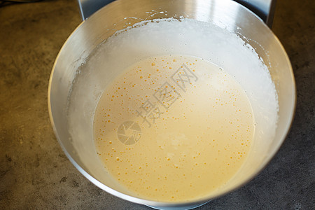 奶油甜甜点在食品加工器中打奶油 奶油喷嘴食物面团面包师烹饪糕点酥皮处理器坚果面糊烘烤图片