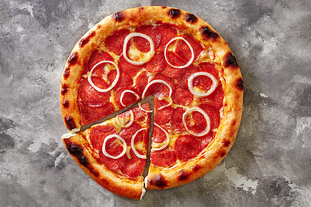 切披萨 加辣椒 番茄酱 马扎里拉 洋葱和面团边上涂满灰色背景的奶油奶酪图片