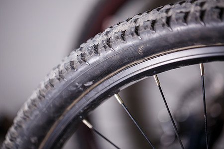 黑色橡皮轮胎 自行车车轮加盖钉子运动行动齿轮金属安全山地车牵引力运输图片