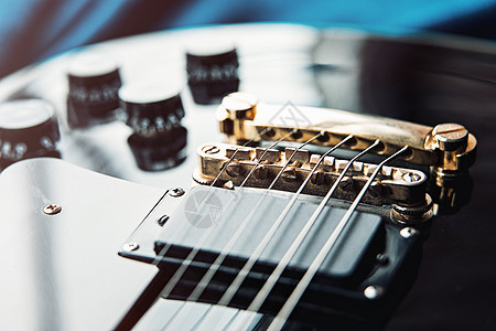 六个字符串的电吉他特写 选择性焦点的细节 用古董风格处理黑色细绳岩石纽扣黄铜放大镜艺术流行音乐歌曲合金图片
