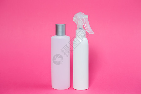 两瓶白酒和洗发水 用于头发 身体凝胶 粉红背景皮肤喷洒肥皂洗剂润肤温泉护发素泡沫配件塑料沙龙浴室图片