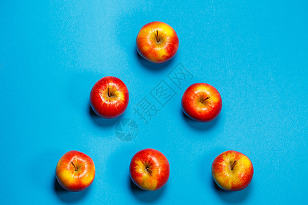 蓝色背景的红色黄柳多汁苹果 健康营养和维他命节食食品饮食收成季节食物阴影图片