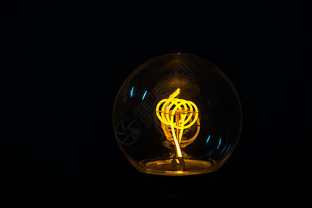在黑背景的一个经典爱迪生电灯泡与文本的空间 黑色背景上的照明灯泡图片