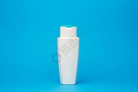白瓶子 奶油 洗发水 淋浴胶 孤立的蓝色背景 人的身体美貌淋浴治疗产品浴室管子商品保健润肤香水洗剂图片