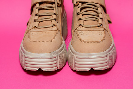 棕褐色皮鞋 粉红背景的高底鞋 时装鞋脚跟短剑蓝色皮革精品专利鞋类运动工作室商业图片