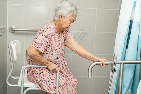 亚洲老年或老年老妇人病人在护理医院病房使用厕所浴室手柄安全 健康强大的医疗理念房间酒吧卫生间浴缸洗澡合金旅馆老年人照片汽车图片