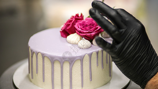 设计师装饰霜冻的Lilac浪漫快乐生日蛋糕顶顶庆典花朵环境厨师紫色婚姻面包纪念日婚礼甜点图片