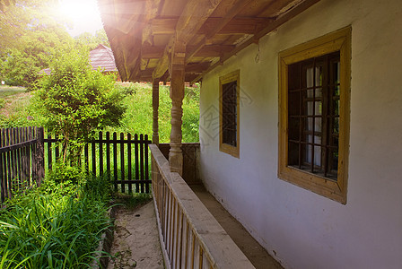 乌克兰在春季或夏季的典型景观是 白泥屋 屋顶有稻草 前景下有一棵树农村黏土环境天空村庄建筑学旅行谷仓假期国家图片