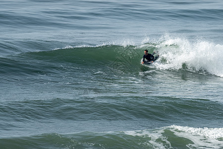 骑着一波浪的机身工人冲浪海浪男性运动员海滩蓝色肾上腺素身体冲浪者诡计图片